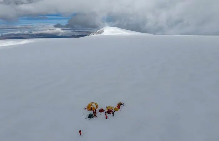 China successfully extracts the world's longest ice core.