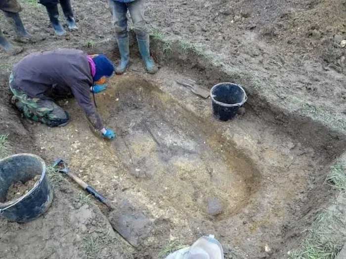 Excavation of an Anglo-Saxon tomb in Winfarthing, Norfolk