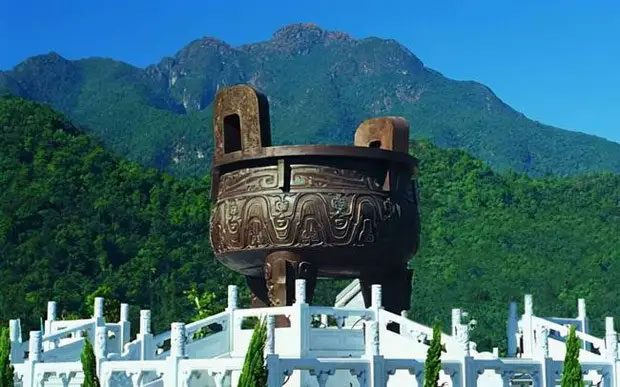 Three-legged bronze tripod at Dinghu Mountain Scenic Area.