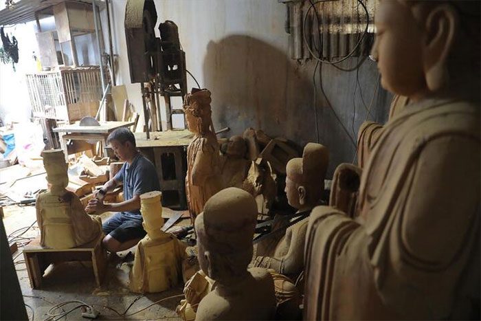 Carving statues from jackfruit wood.