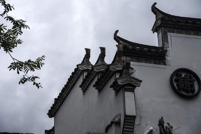 Horse-head walls with a unique style, enclosing the courtyard.