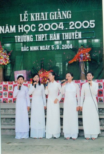 Opening ceremony of the school year 2004 - 2005, Hàn Thuyên High School, Bắc Ninh.