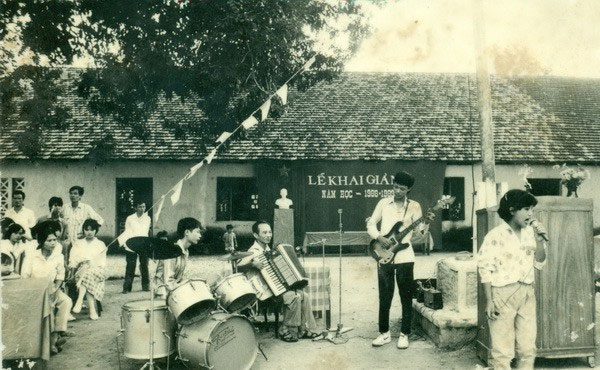 Cultural performances at the opening ceremony of the school year 1988-1989, Hàn Thuyên High School, Bắc Ninh