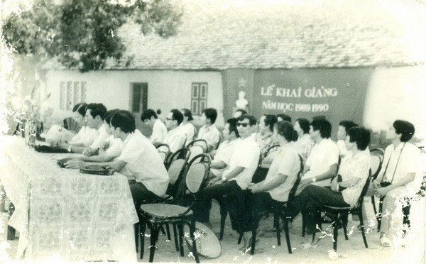 Teachers at the opening ceremony of the school year 1989 - 1990, Hàn Thuyên High School, Bắc Ninh.