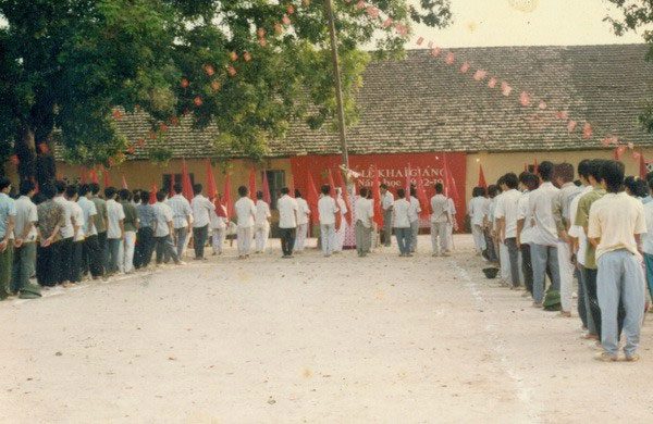 Scene of the opening ceremony for the school year 1992 - 1993, Hàn Thuyên High School, Bắc Ninh.