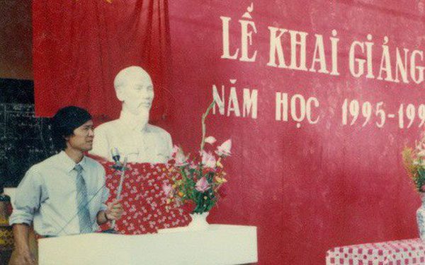 Opening ceremony of the school year 1995 - 1996, Hàn Thuyên High School, Bắc Ninh.