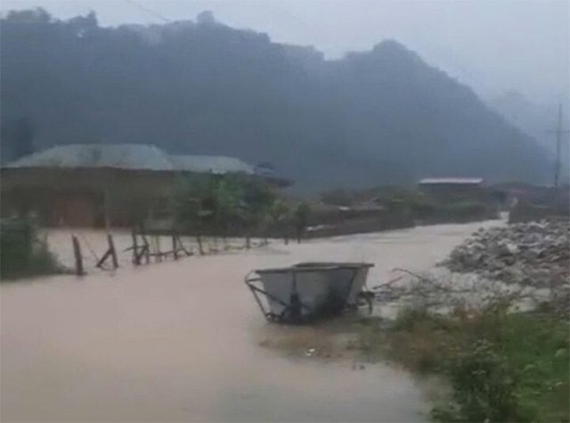 Heavy rain causing widespread flooding in Pa Kha Village (Long Luong Commune, Van Ho District).