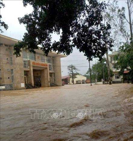 Hoanh Mo border gate area, Binh Lieu District, experiencing localized flooding.