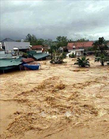 Flood over Ha Thanh irrigation works, Dong Hai commune, Tien Yen District, causing residential area flooding.