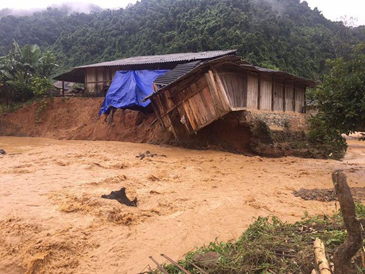 Flash floods have caused many houses and structures in Muong Loi commune, Dien Bien district to be eroded and deeply submerged.