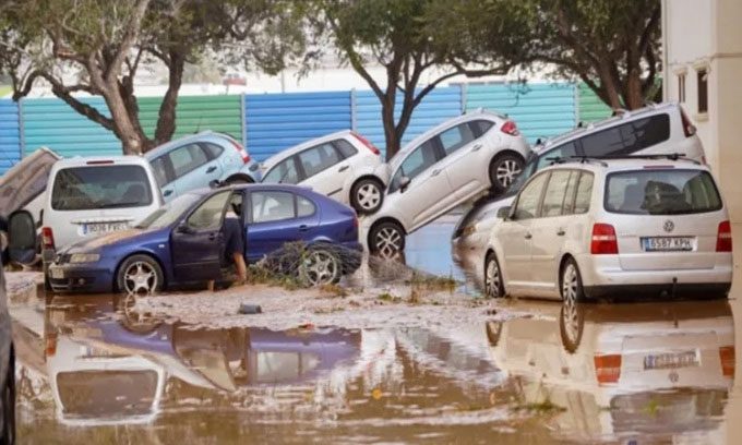 Flash floods inundate towns in Valencia