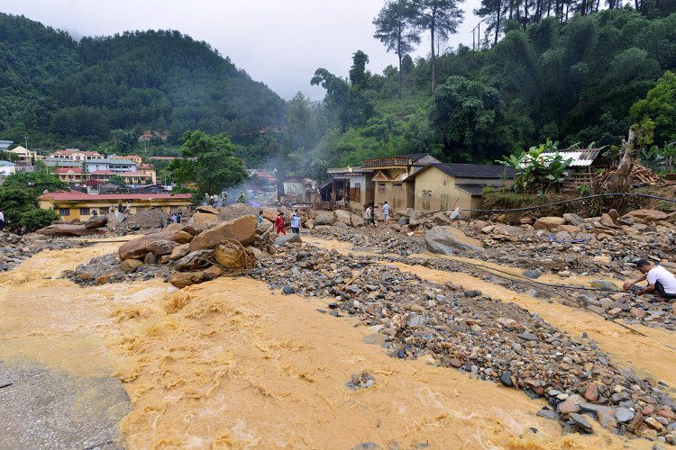 Flash floods are commonly observed in steep areas, such as at the foot of mountains.