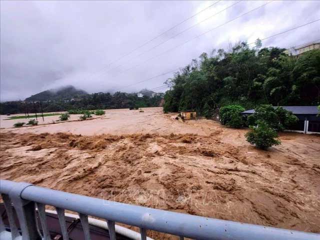 At Pac Hoc Bridge, Binh Lieu District, the flood on the Binh Lieu River is very large.