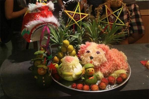 A tray of five fruits with grapefruit dogs and simple oranges and tangerines is so delicious.