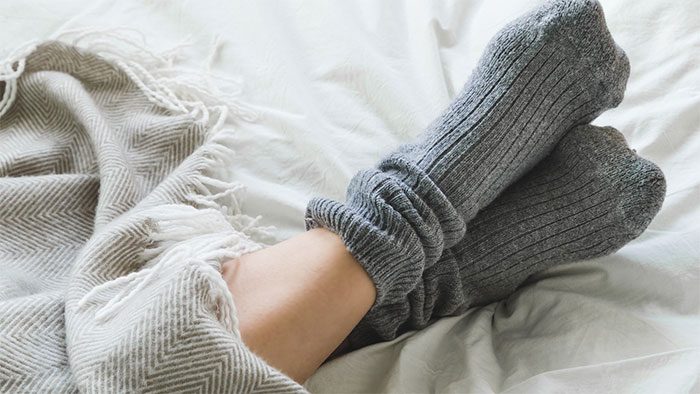 Wearing socks can keep the feet warm, regulate internal body temperature.