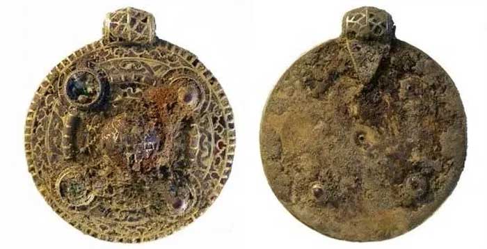 Another Anglo-Saxon pendant found in a tomb in Windfarthing, Norfolk