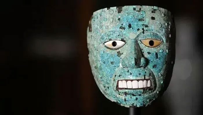 The mask made from wood and turquoise inlays symbolizes Xiuhtecuhtli