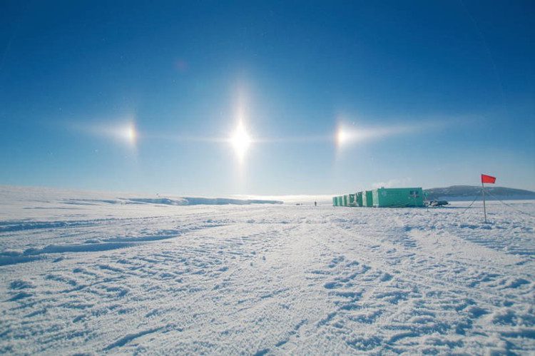 The phenomenon of three suns appearing in Russia.