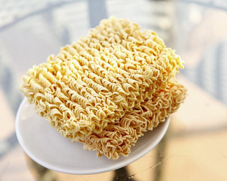 The nutritional value and risks of eating instant noodles raw are no different from eating them cooked.