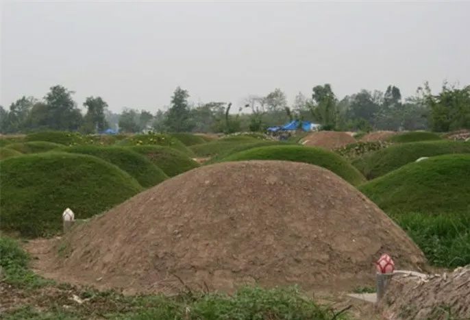 Commonly seen graves.