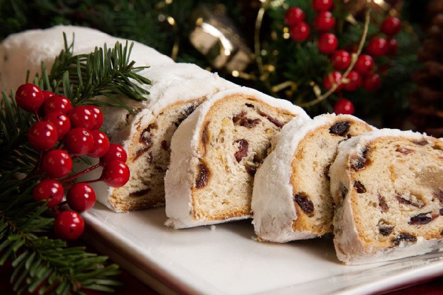 Stollen, full name Christollen, is a dessert combining dried fruits with almond flour.