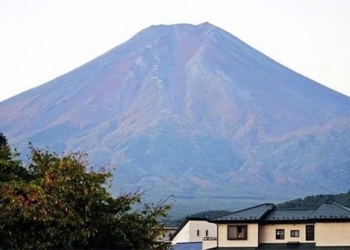 mount fuji in japan sets record after 130 years without snow by the end of october 137524