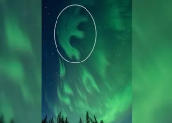 negative light appears in the alaska sky 138268