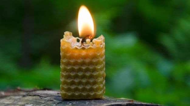 Beeswax candles purify indoor air