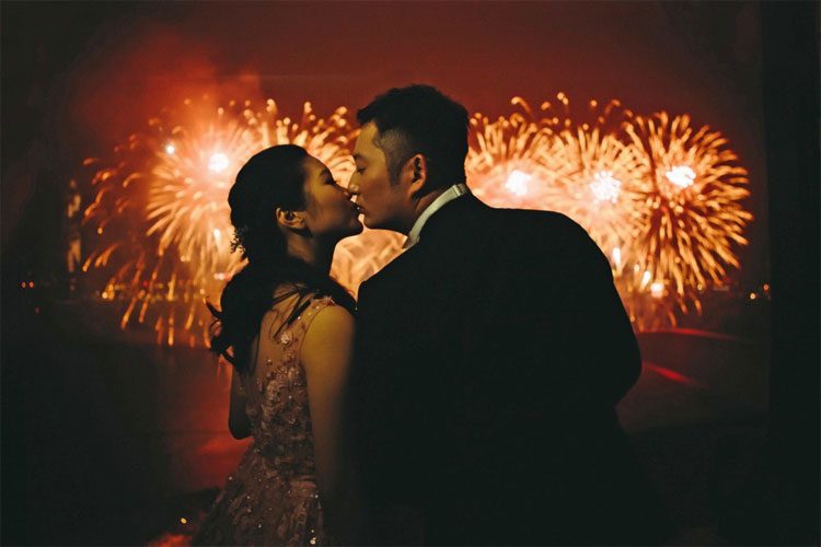 In the USA and Canada, people share kisses on New Year's Eve.