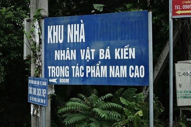 Sign directing to Bá Kiến's house.