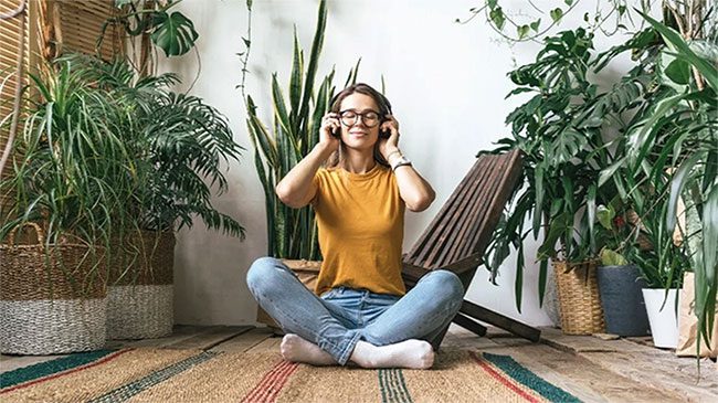 The habit of sitting on the floor brings numerous health benefits