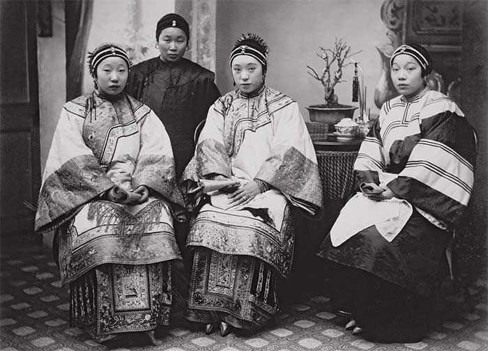 Wealthy ladies from the late Qing Dynasty.