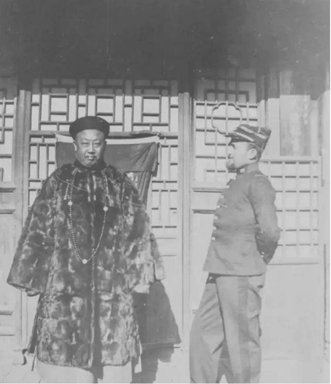 A photograph of a Qing Dynasty official alongside a foreign official.