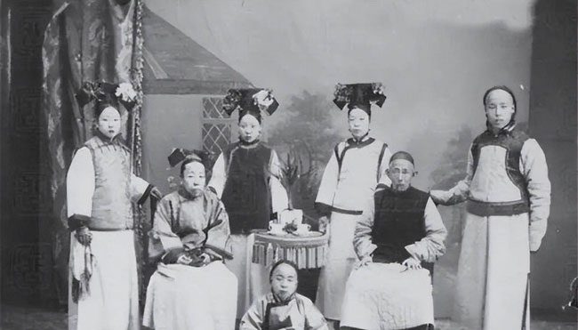 A family of officials with both a primary wife and concubines, as often seen in historical films.