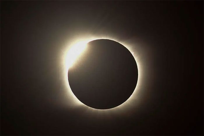 Total solar eclipse phenomenon.