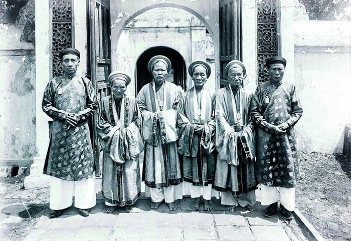 Images of palace maids and eunuchs from the Nguyen Dynasty.