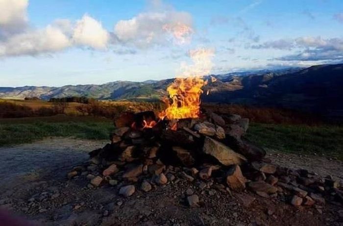 Monte Busca does not erupt lava, resembling a small, continuously burning fire.