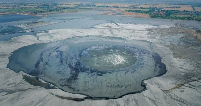 The impact of the mud volcano in Sidoarjo has spread to 7 square kilometers.