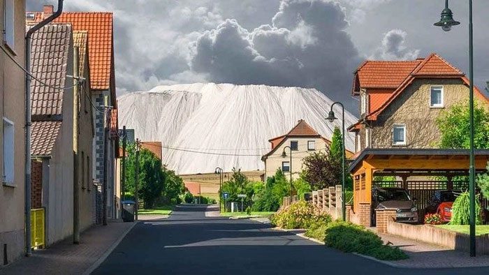 The massive salt mountain Monte Kali.