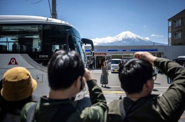 People are accustomed to seeing Mount Fuji covered in white snow.