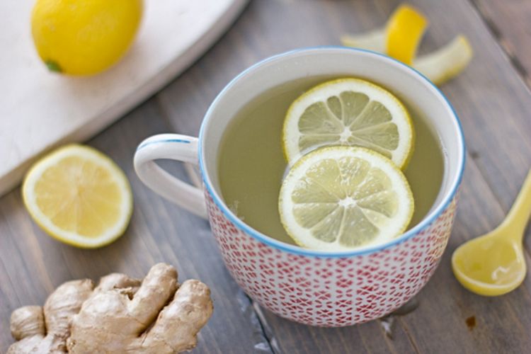 For those with digestive difficulties, adding a slice of ginger to lemon water and drinking it during meals can help stimulate digestive secretions.