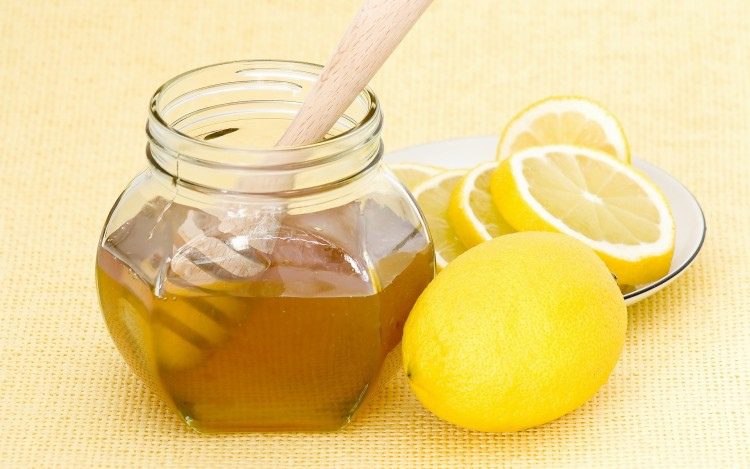 The combination of lemon water and honey helps you heal a sore throat quickly.