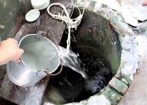 It is possible to visually identify whether well water is contaminated.