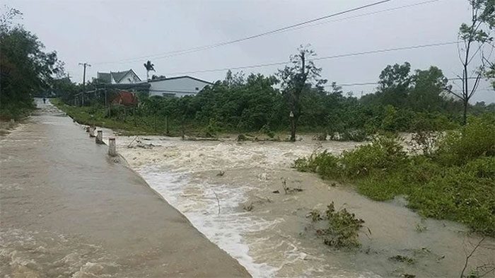 Floodwaters submerged many rural roads in M'Drắk district, Dak Lak province.