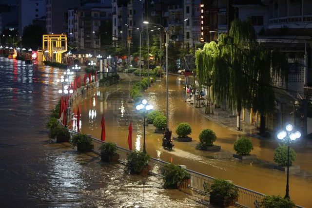 The pedestrian street in downtown Cao Bang has turned into a river.