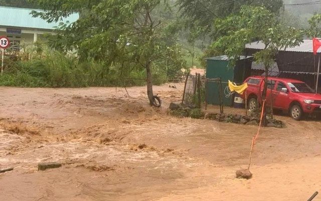 Water rises and floods into villages and homes in Bao Lac District (Cao Bang).