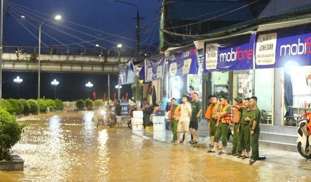 Authorities working at flooded areas to help residents prevent floods.