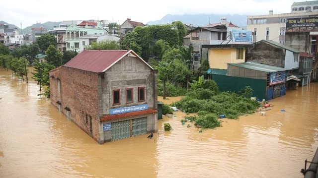 Water from the Hien River flooding into homes.