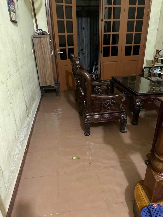 Deep floodwater in alleys, entering residents' homes on Lương Thế Vinh Street.