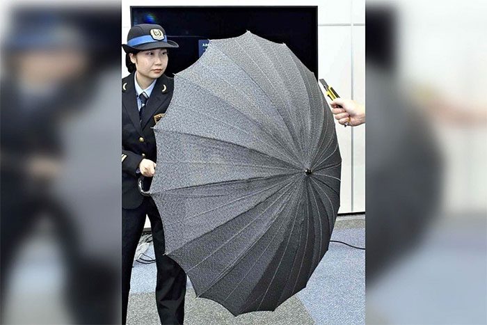 Knife-resistant umbrella by West Japan Railway Company